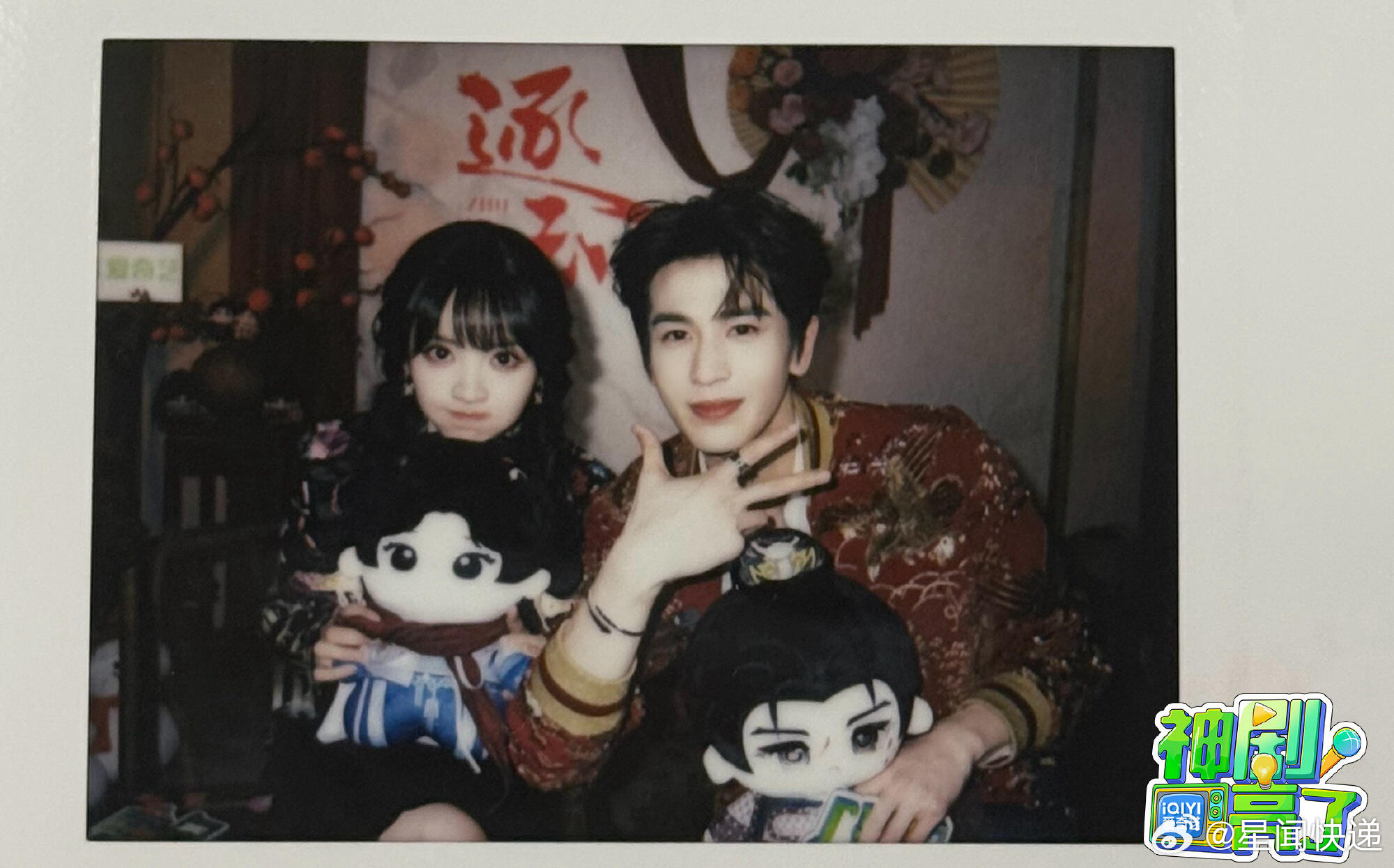 张凌赫田曦薇逐玉新合拍谢征和樊长玉的售后也太甜了🍅手持柿子挂件比心、对视、挽肩