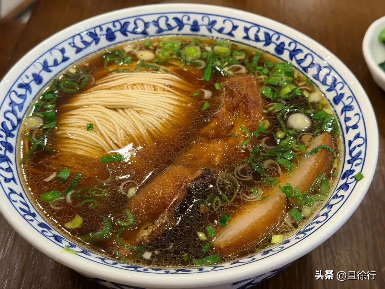 在苏州有家淮安浇头面，有拌面和汤面之分，也有苏式面，配菜不少，味道也是各有不同。