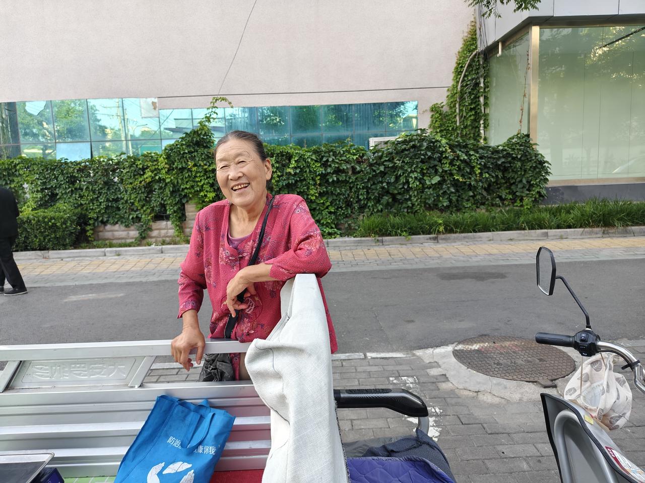 您瞧，这位80岁的大婶在运城盐湖西街早市口卖醪糟。有2元一袋和5元一袋的。我原本
