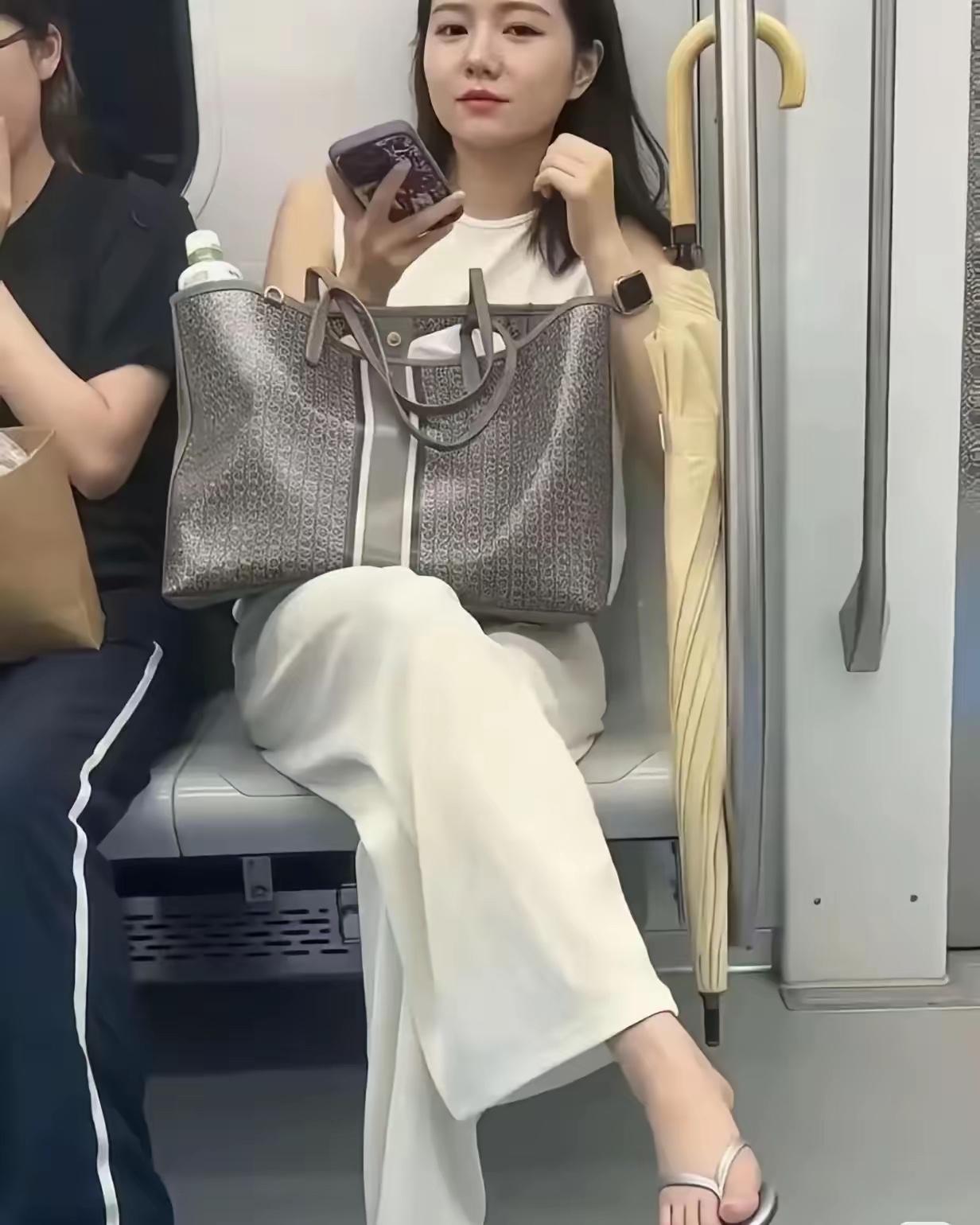 看我也没用，我是有妇之夫！
别打我主意。