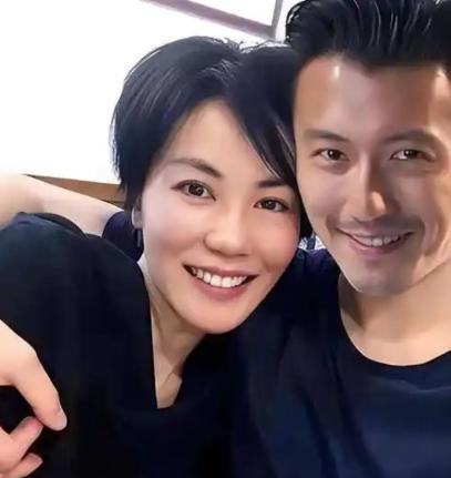 谢霆锋之所以离不开王菲，原因其实很纯粹。除了王菲长得好看、性格顺从之外，最关键的