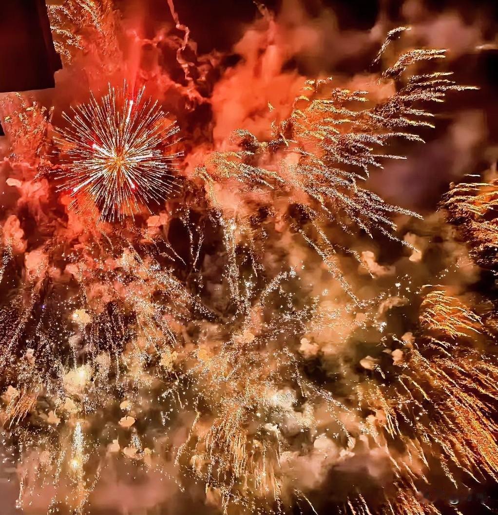 大家发现了吗？

现在过年和以前真的不一样了！

就拿女子来说，以前，身边很少听