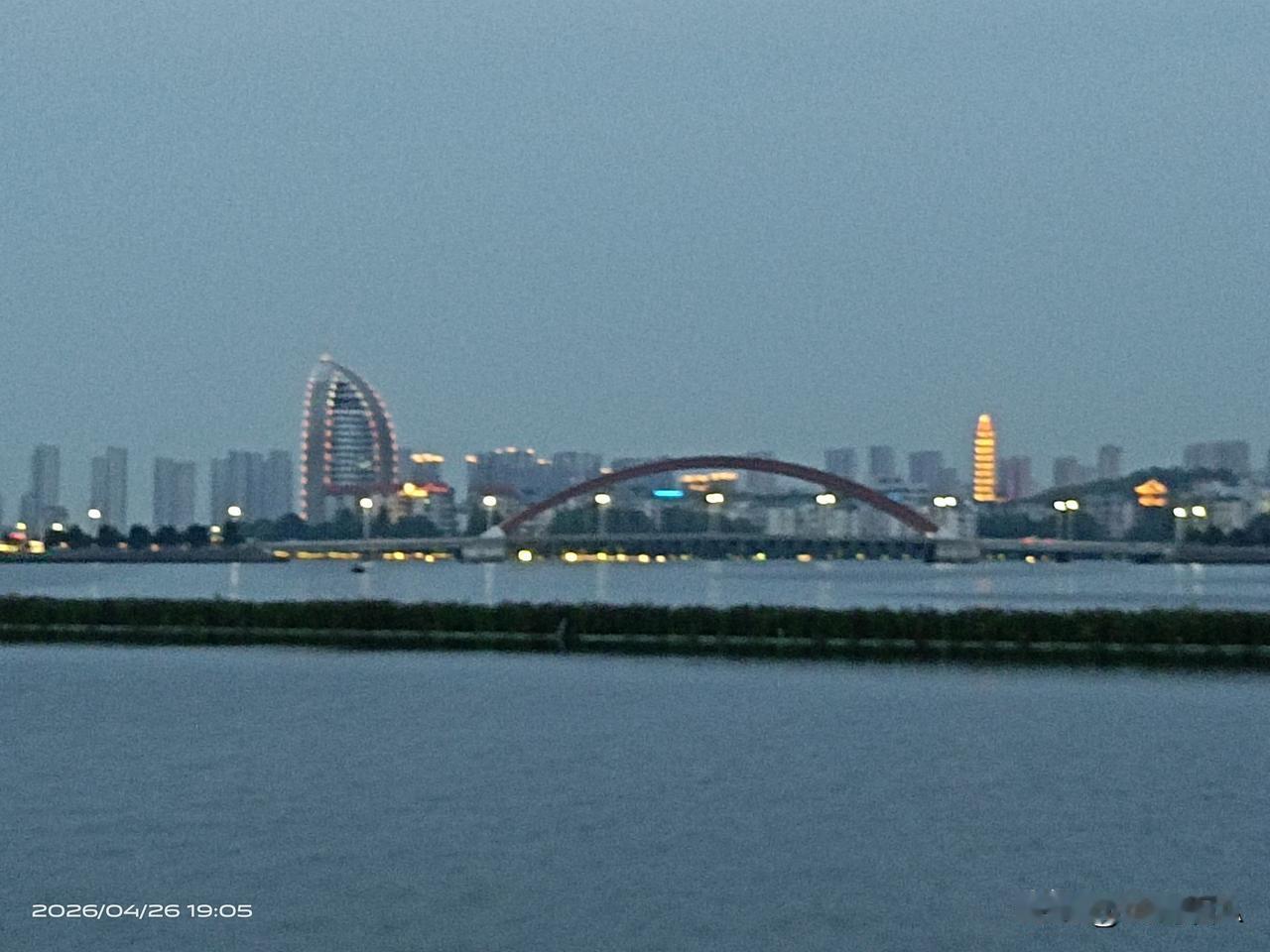 洋澜夜灯映碧波，璀璨星河落水中，美景醉人心。