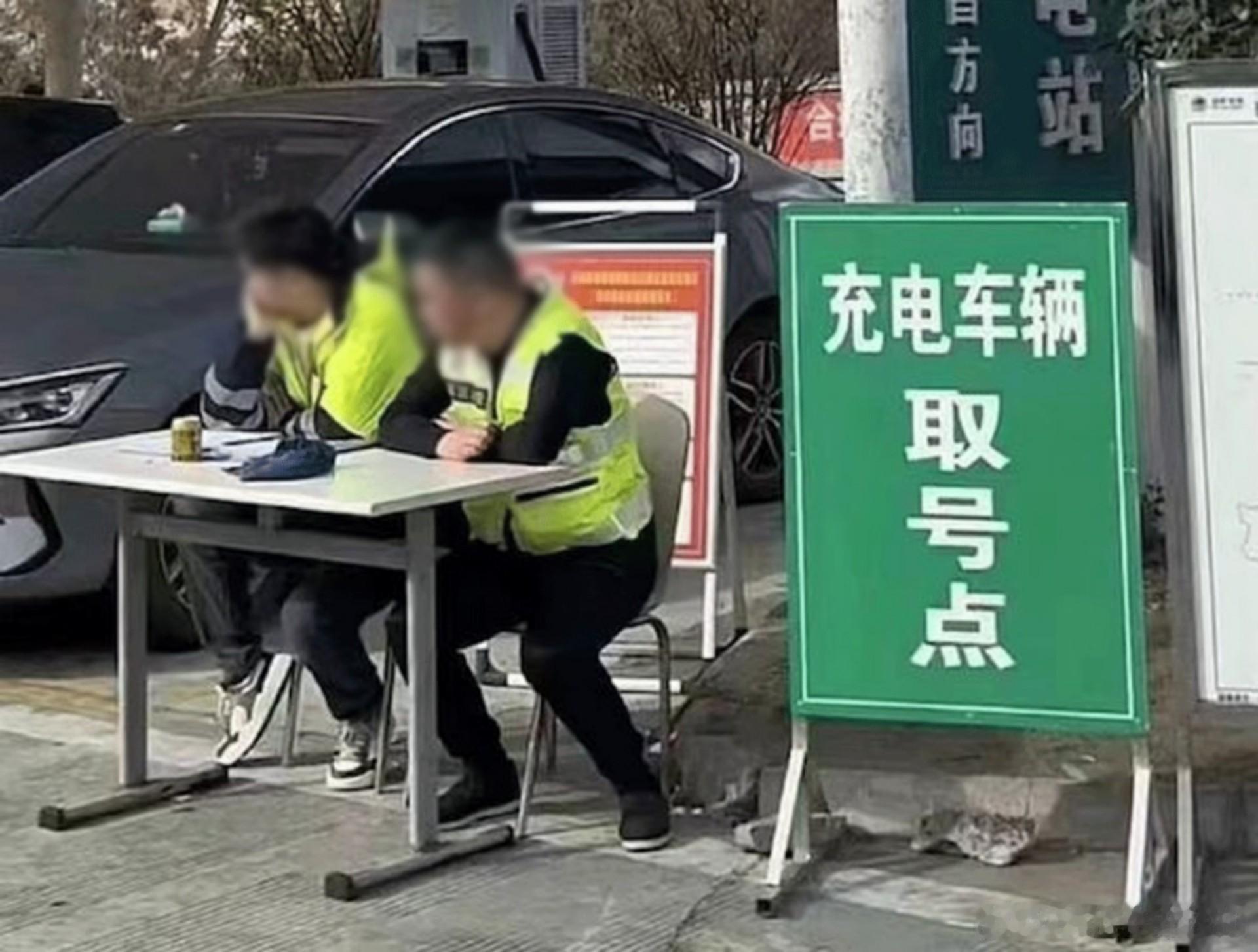 八分饱对新能源车有影响吗 今年的高速充电站依旧拥挤，但是比往年规范了许多。其中一