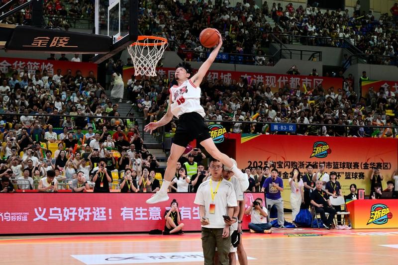 看了CBA的灌篮大赛一点也高兴不起来，今年的草根扣将比矣进宏和陈登星差好多。看过