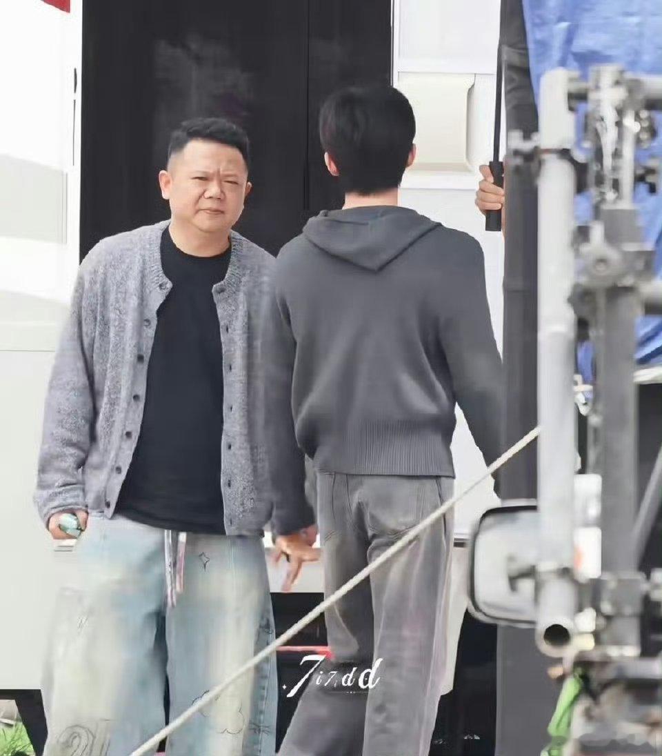 花少导演面试王星越实锤了，王星越要火了！这个大背头胖子就是花少导演，已经被拍到和