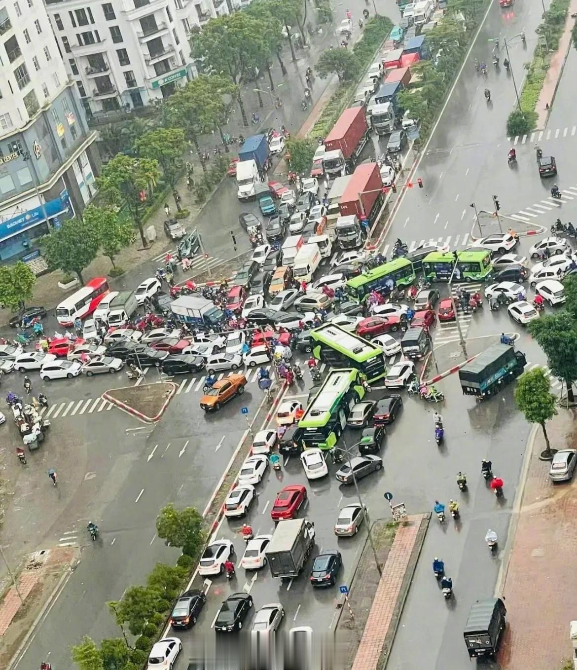车友群看到一张图，交警看了直呼都想报警了
堵得这么混乱怎么指挥交通啊[允悲][允