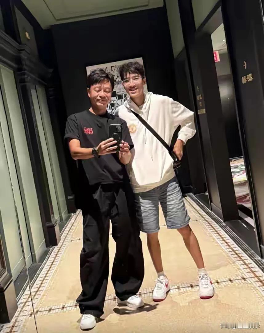 近日，李克勤18岁长子回港探亲，一家人外出吃火锅共享天伦之乐。画面中，李克勤与妻