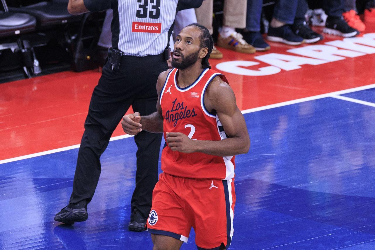 对小卡的使用，泰伦卢太离谱了！

对阵灰熊，小卡打了28分31秒
对阵独行侠，小