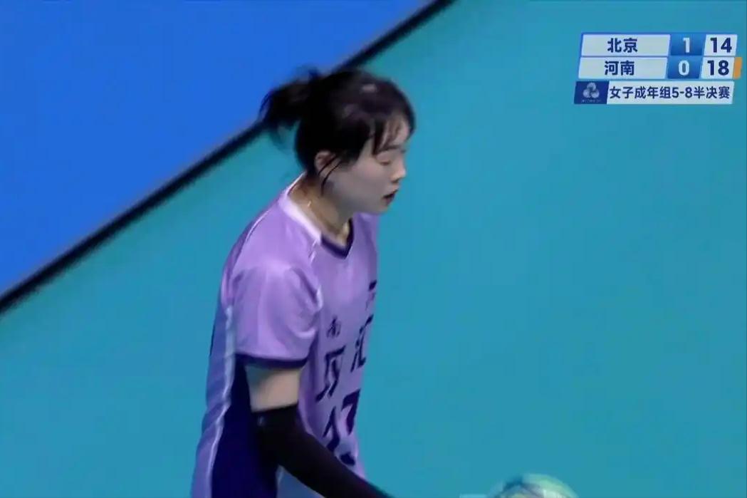 河南女排赢了，打北京，五局，不容易啊，比分很胶着，24比26，27比25，25比