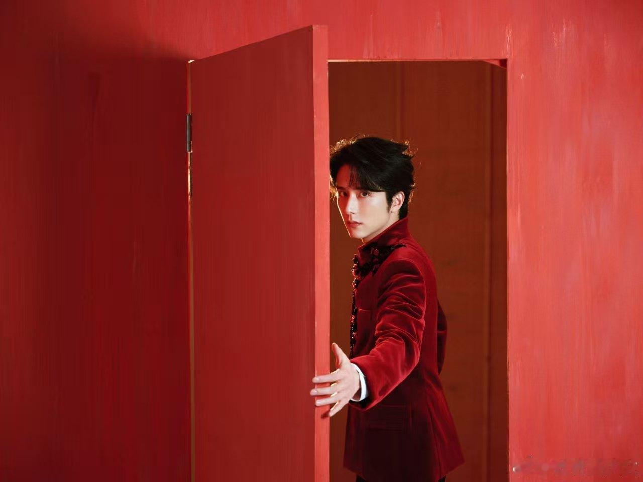 原来春晚没玩上魔术的是张新成张新成现身《手到福来》，和吴京等人欢乐互动，福来手势