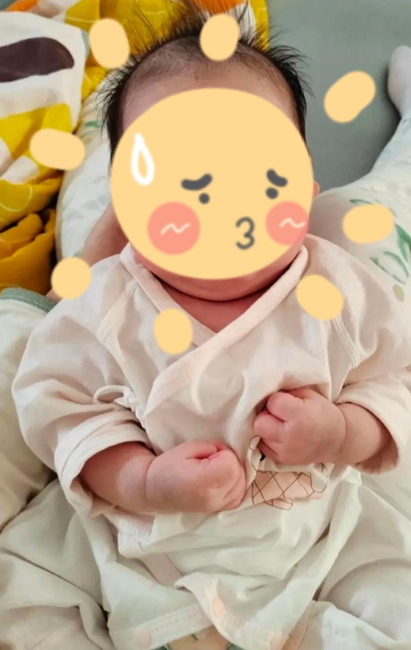 我姐今年39岁了
居然悄悄地生了第3胎。
家里大女儿16岁了，儿子14岁了，小的