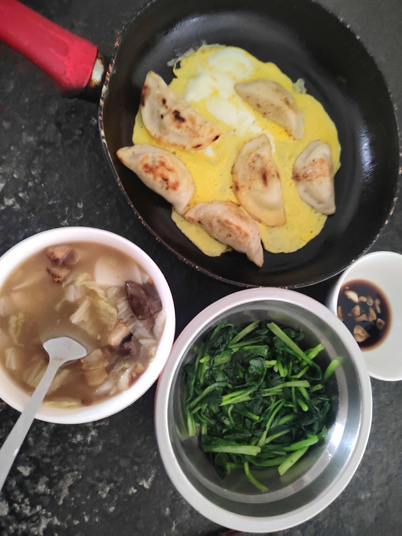 今天是立冬了，大家吃饺子了吗？天气转凉记得添衣。要健健康康，平平安安，快快乐乐。