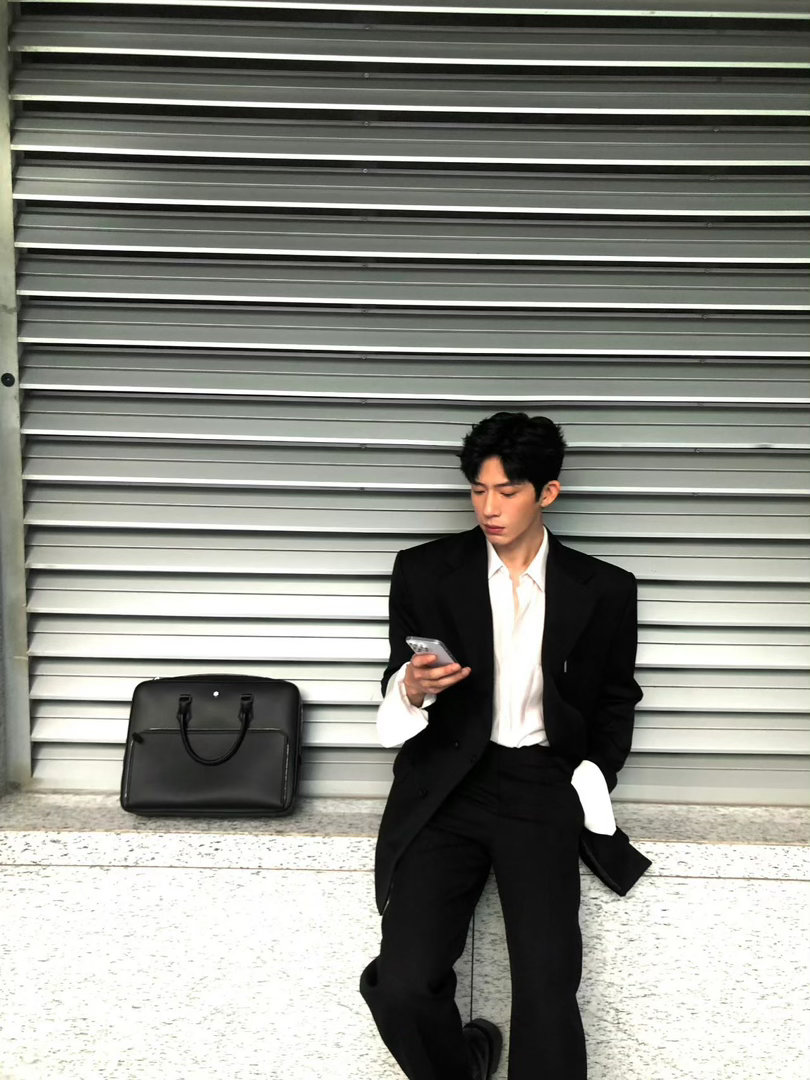 井柏然 扛剧横跨电影和剧集两大赛道，不同题材都可以hold住，不局限单一类型，演
