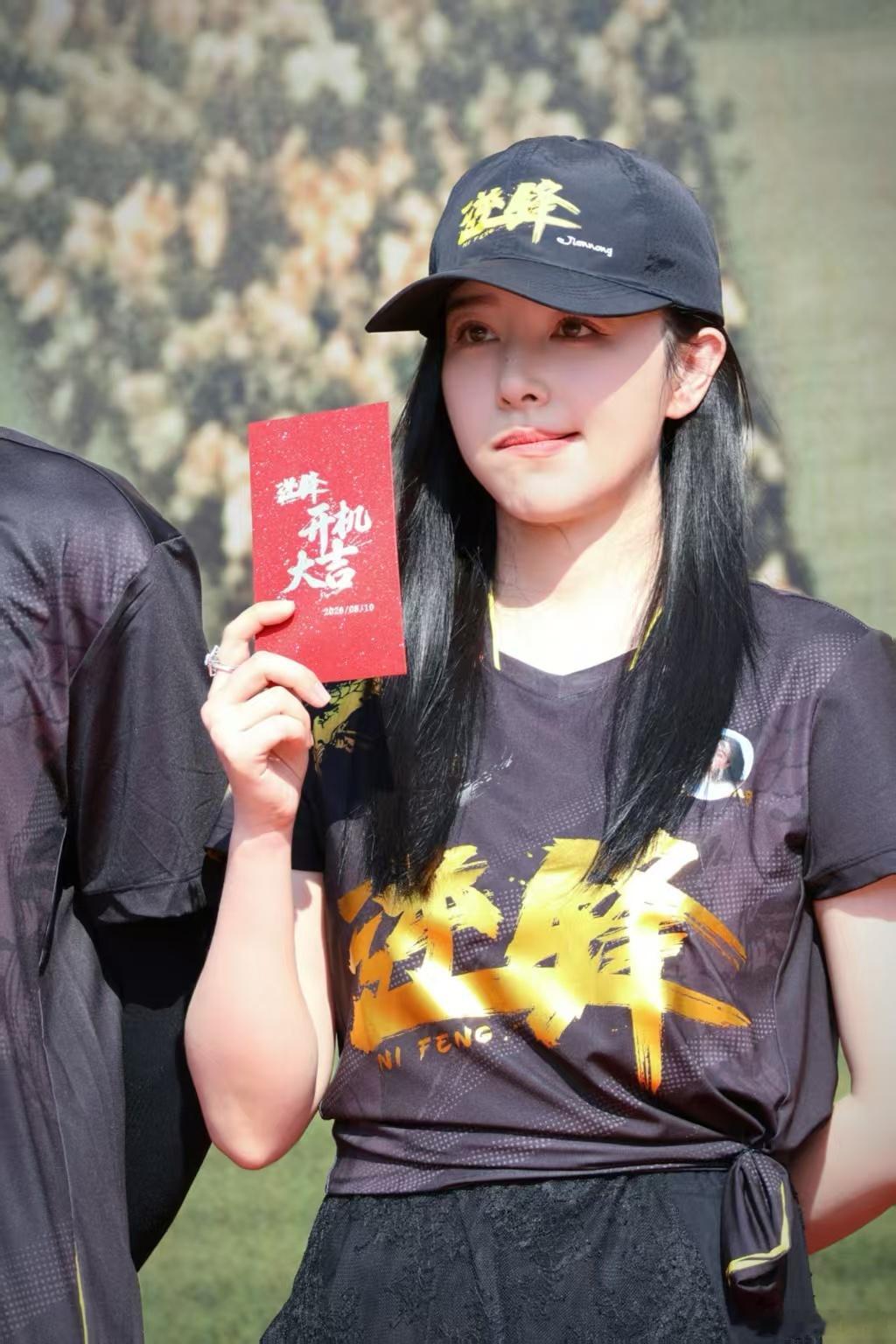 阚清子新电影逆锋开机阚清子新片状态太好了 戴着黑色的鸭舌帽，黑长直的造型，片场状