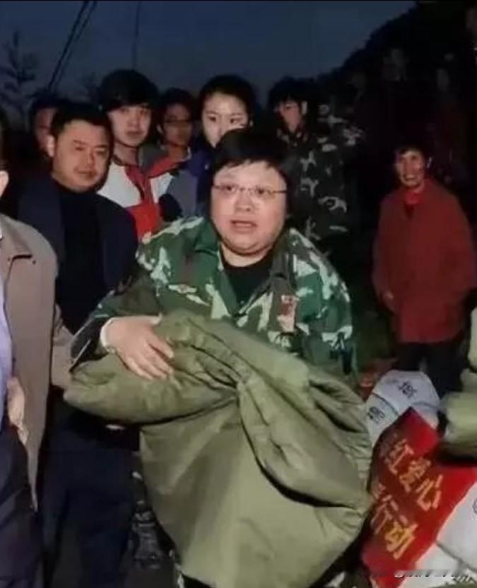 针对网络上韩红退出公益行业的传言，韩红基金会刚刚正式回应，三个信息:
1.韩红要