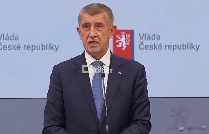 捷克总理安德烈·巴比什:“我买了个地球仪，这样就能准确看到格陵兰岛的位置了。奥列