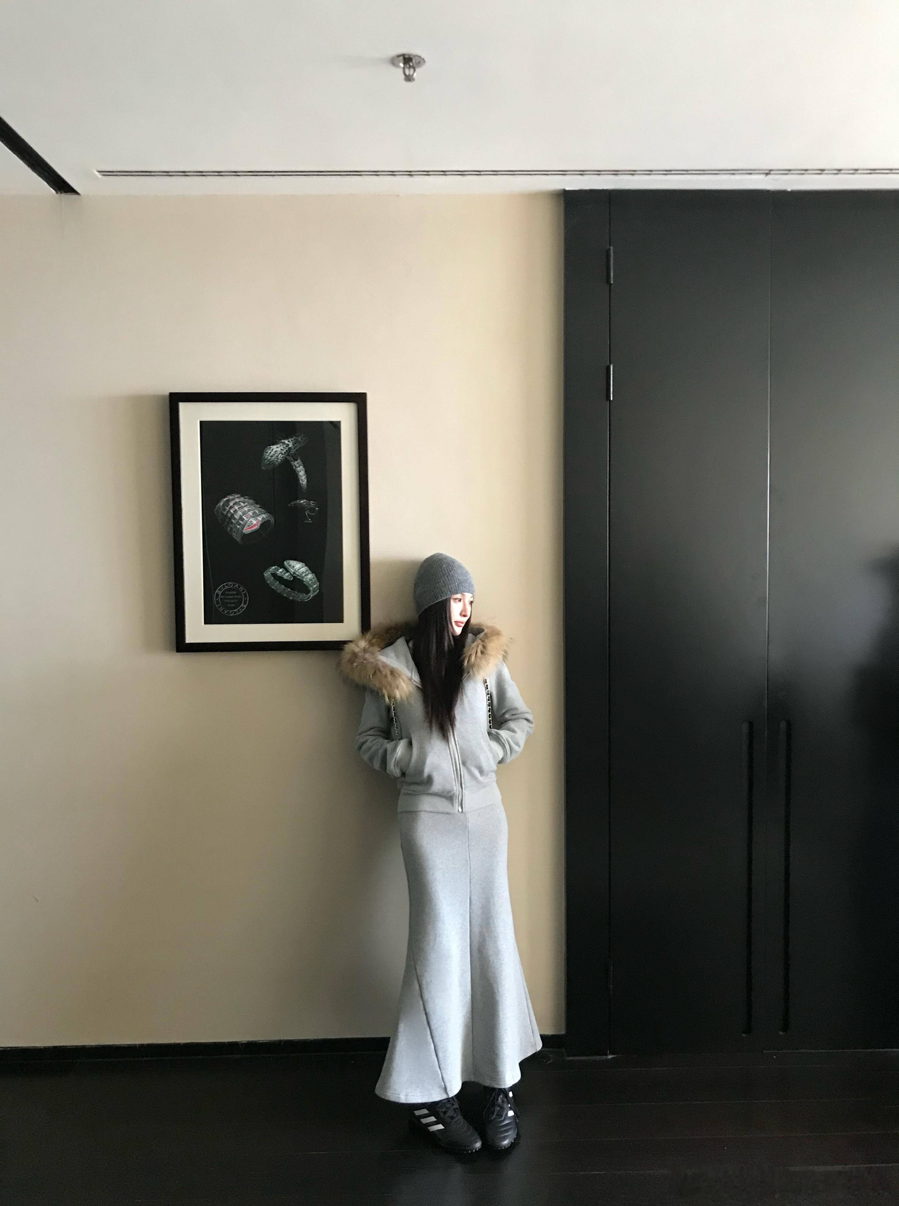 有点VTG古早感的博主卫衣套装大貉子毛领卫衣我好喜欢 背面看还会显得头小背薄更加