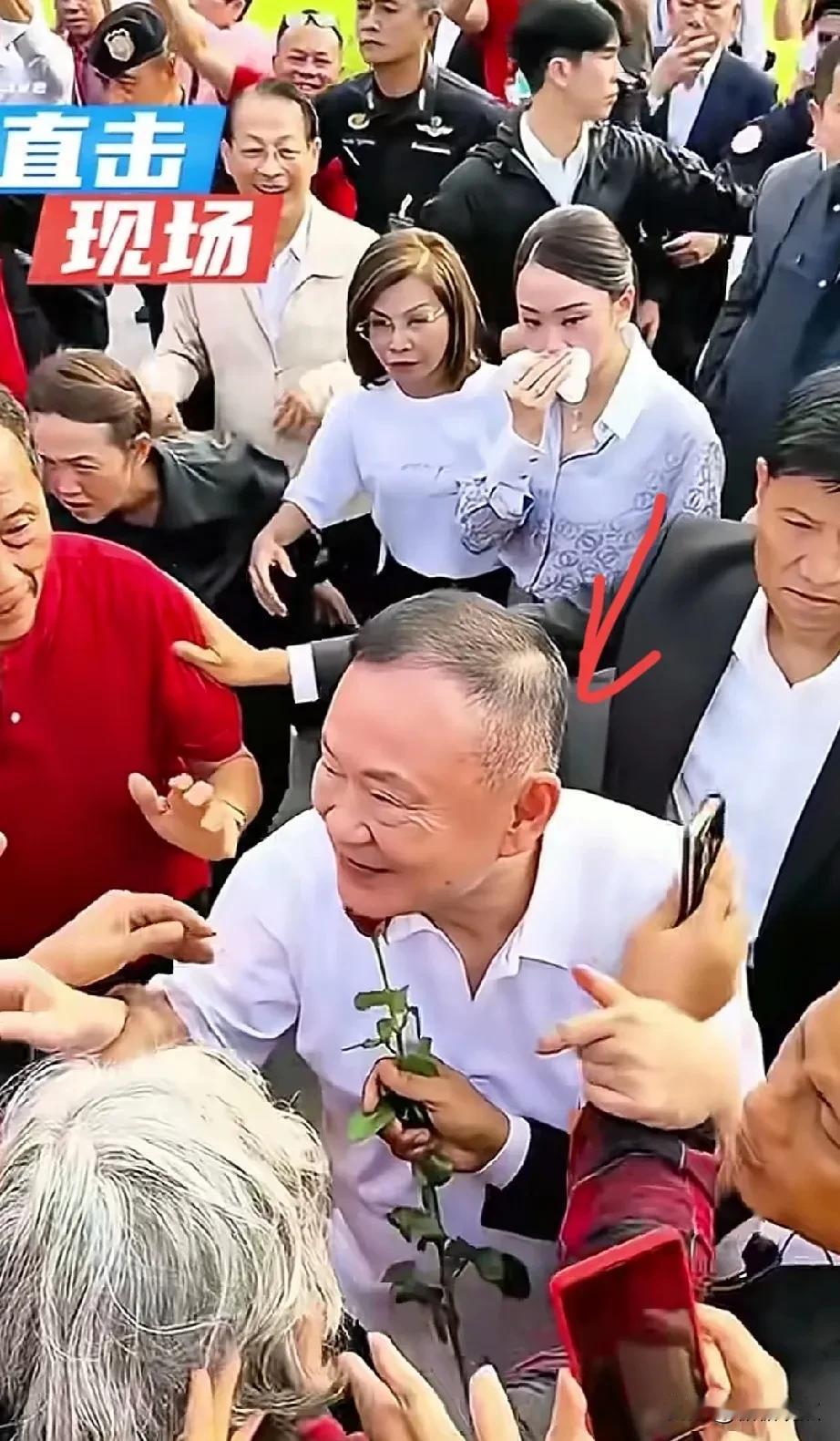 泰国76岁他信假释出狱，来接他的人真多，人家这出狱像过新年似的，热闹非凡。
看来