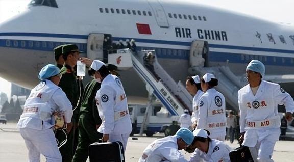1989年12月，中国981航班载着223人的飞机正在飞行时，一名中国男子突然递