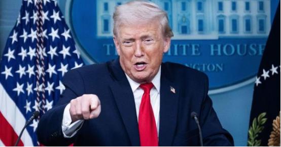 特朗普发出最后通牒：伊朗若敢刺杀我，美军会把伊朗从地球上抹去。
 
这句如此明确