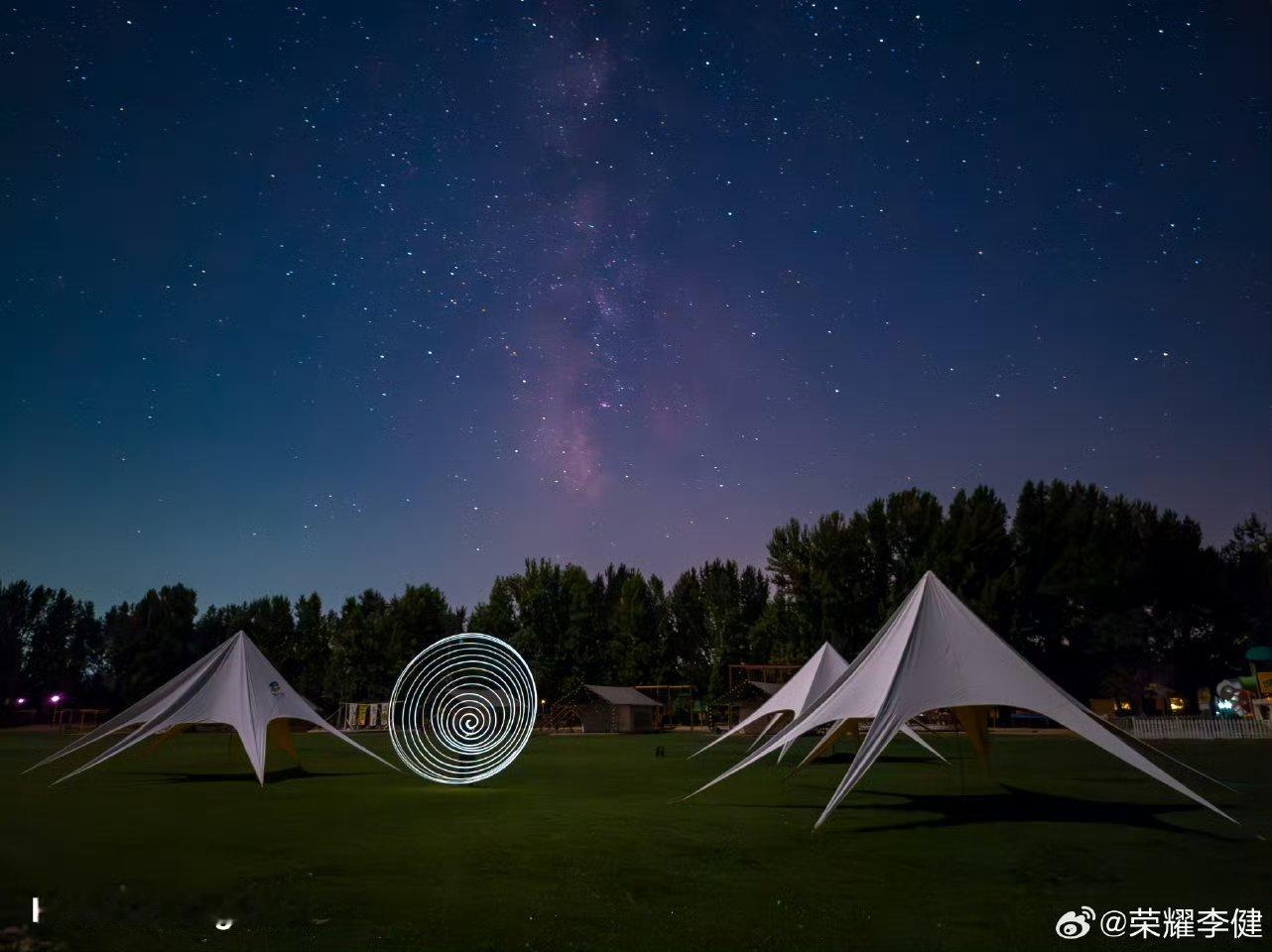 荣耀CEO李健总发的荣耀Mαgic V5星河夜景好美呀！没想到折叠屏的影像能力也