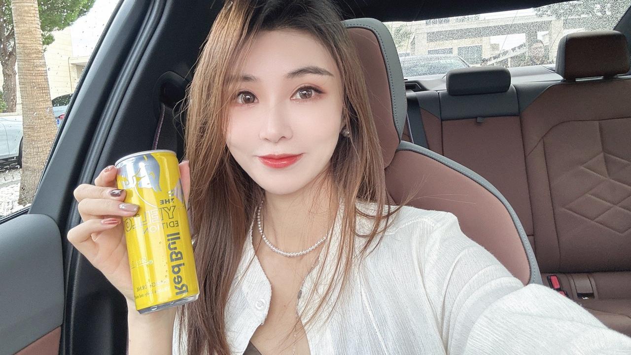 宝马i5 M60，全新5系标轴车长也干到了5060，Boost一按820牛米，开