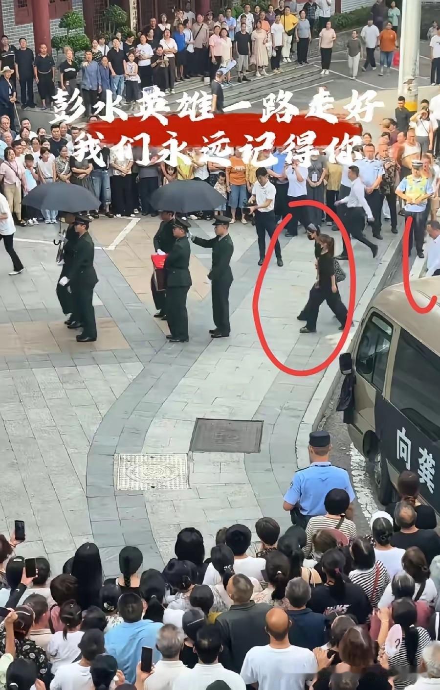 泪目！龚宝冬烈士安葬仪式。
彭水山谷公园内，烈士陵园墓区。
2位黑衣年轻女士跟在