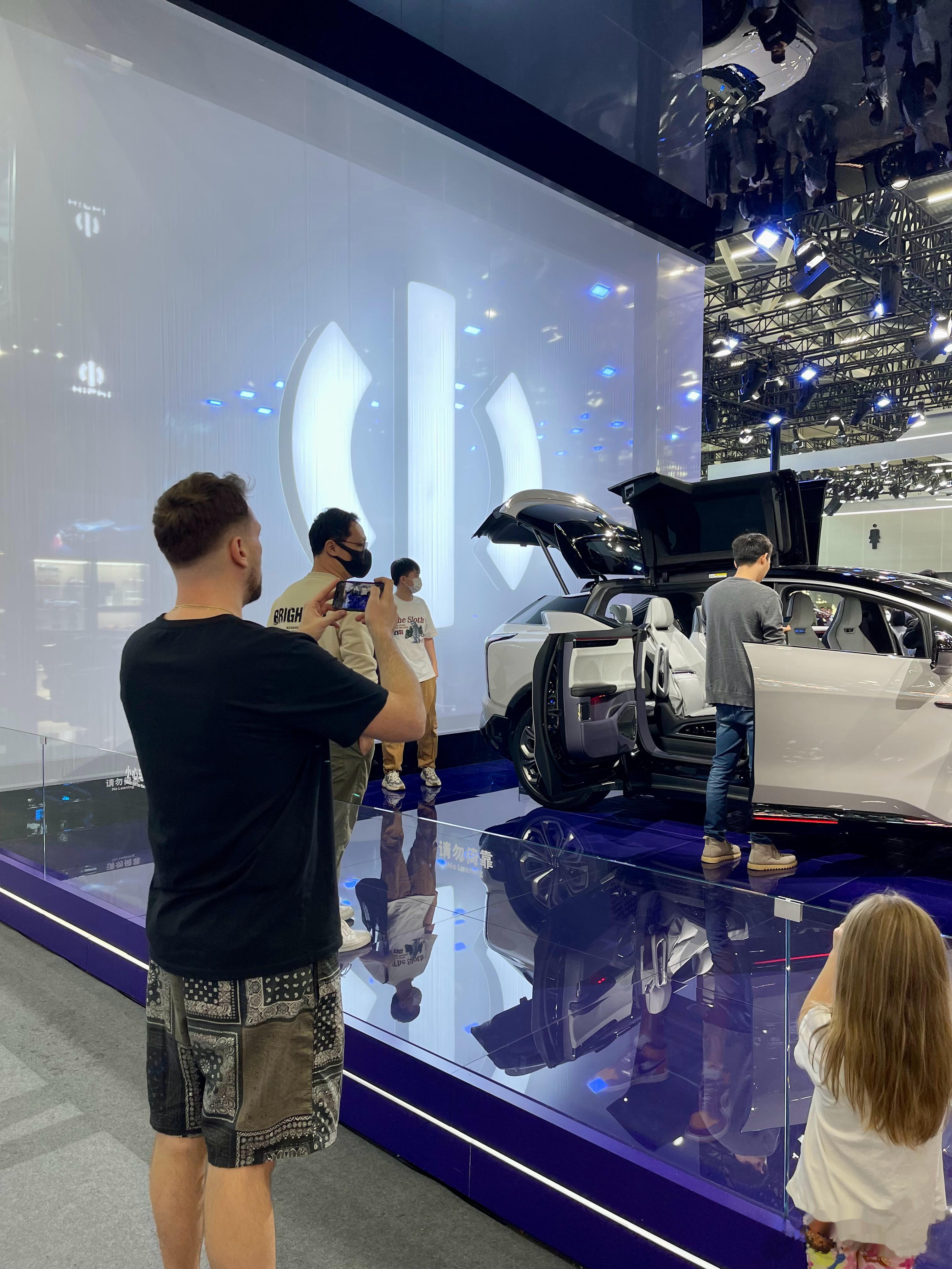 #shen车视界# 今天是广州车展最后一天，带帮我画车的波兰画家Przemek简