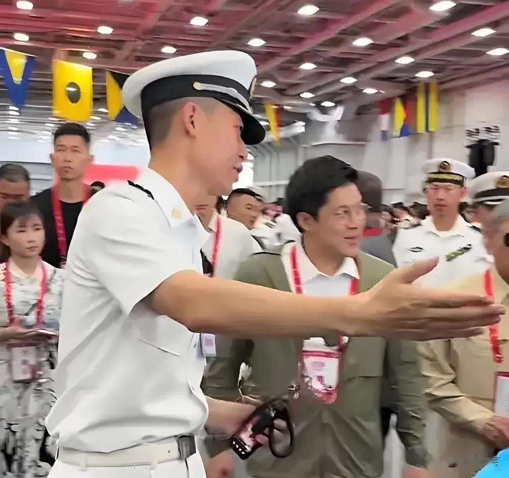 山东舰航母战斗群访港，成为香港市民争先恐后一睹其风采的绝佳机会，都说东方海军建设