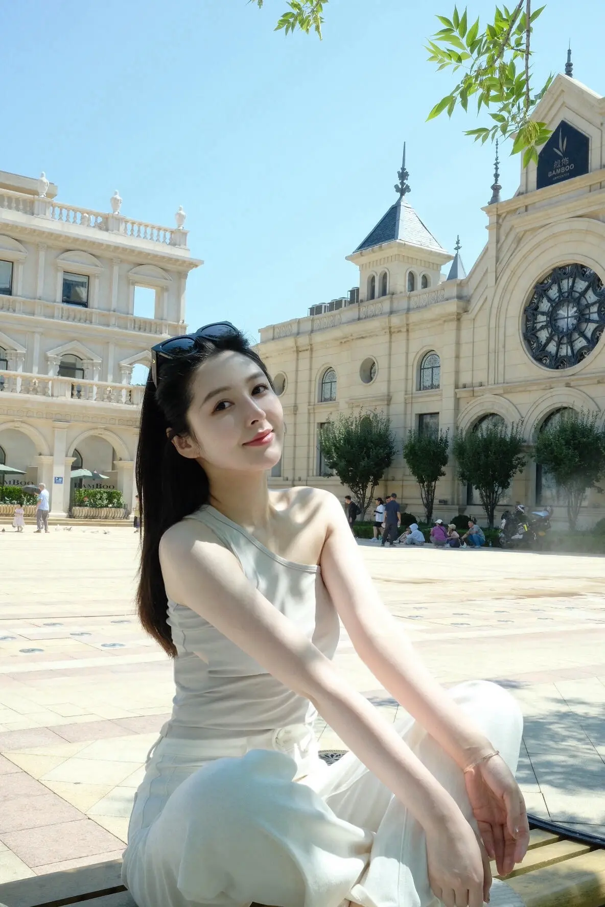 亲爱的中年少女，人生何其短，你要笑得格外甜，下一个十年，就不再是炙热的...