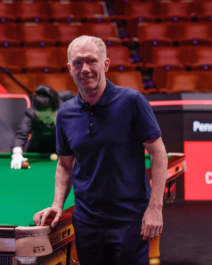 曼联名宿斯科尔斯现身克鲁斯堡，观战斯诺克世锦赛