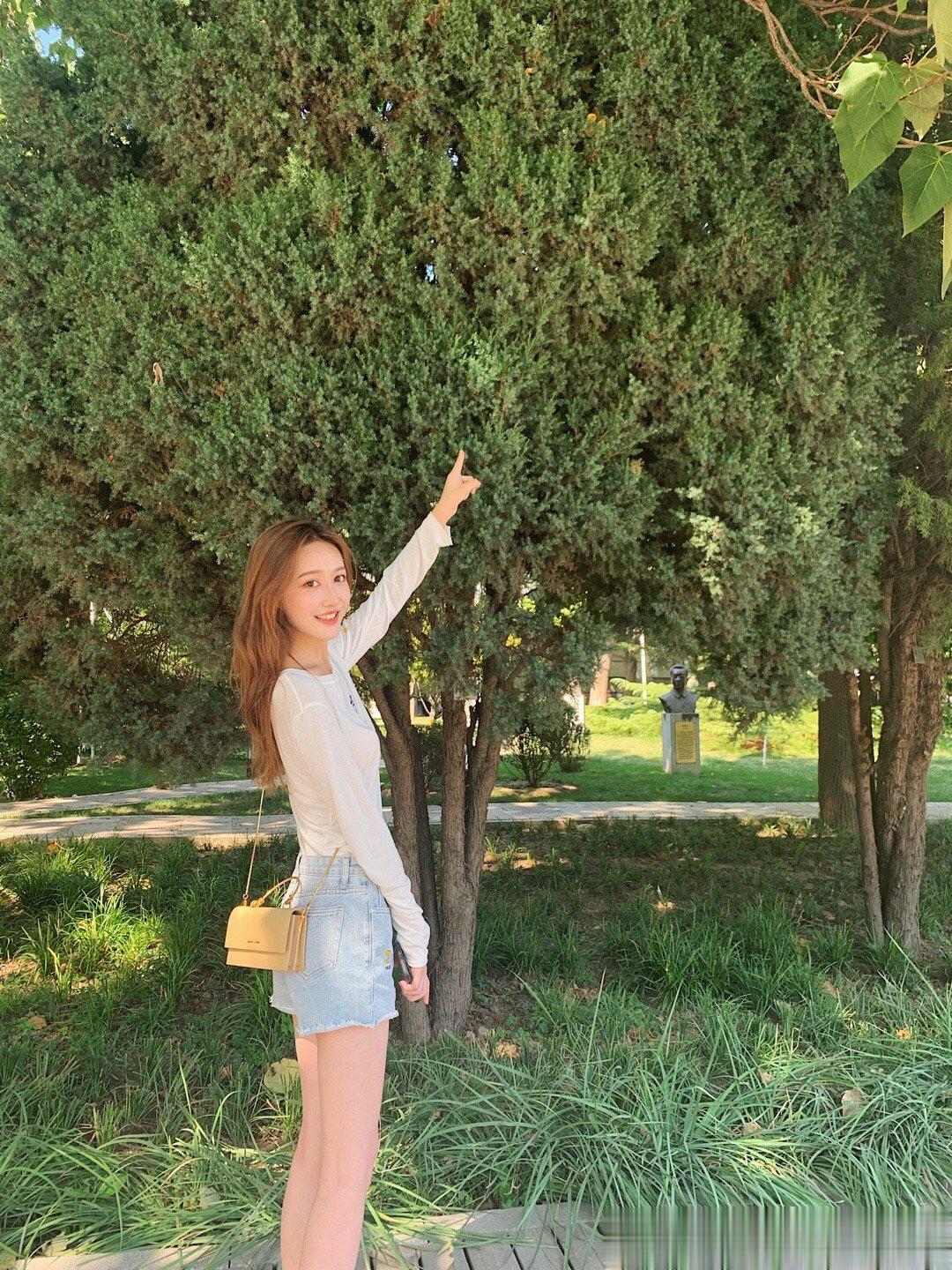 是大学生的佳佳了 