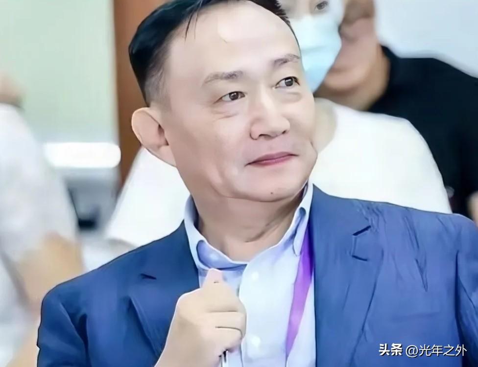 卢麒元一针见血点透美国困局：只剩两条路，如今打劫难寻大目标
 
卢麒元把美国当下