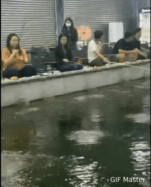 白衣男子带着小三出来钓鱼，两个人有说有笑玩得正开心，万万没想到被老婆当场抓包。