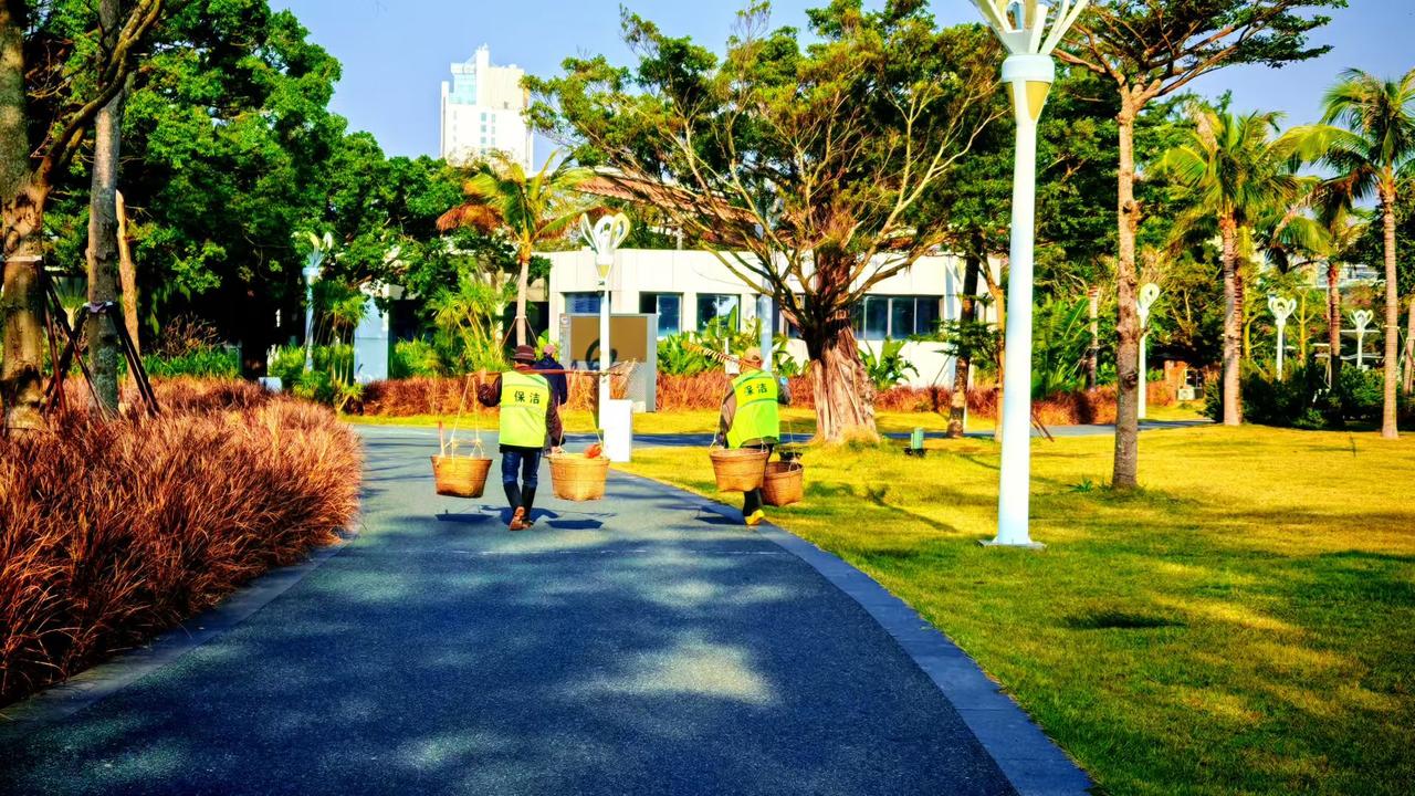 骑楼的墙浸着岁月的斑驳，鸭蛋黄、珍珠香裹在风里。老巷的脚步慢，招牌的字却热，连云