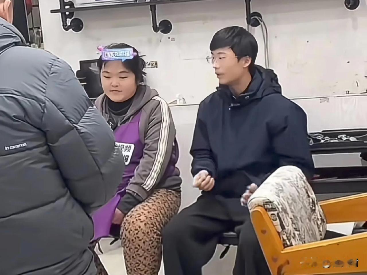 郭有才去晓华理发，现场热闹非凡。理发过程中互动频繁，结果还是修了一个大背头，没太