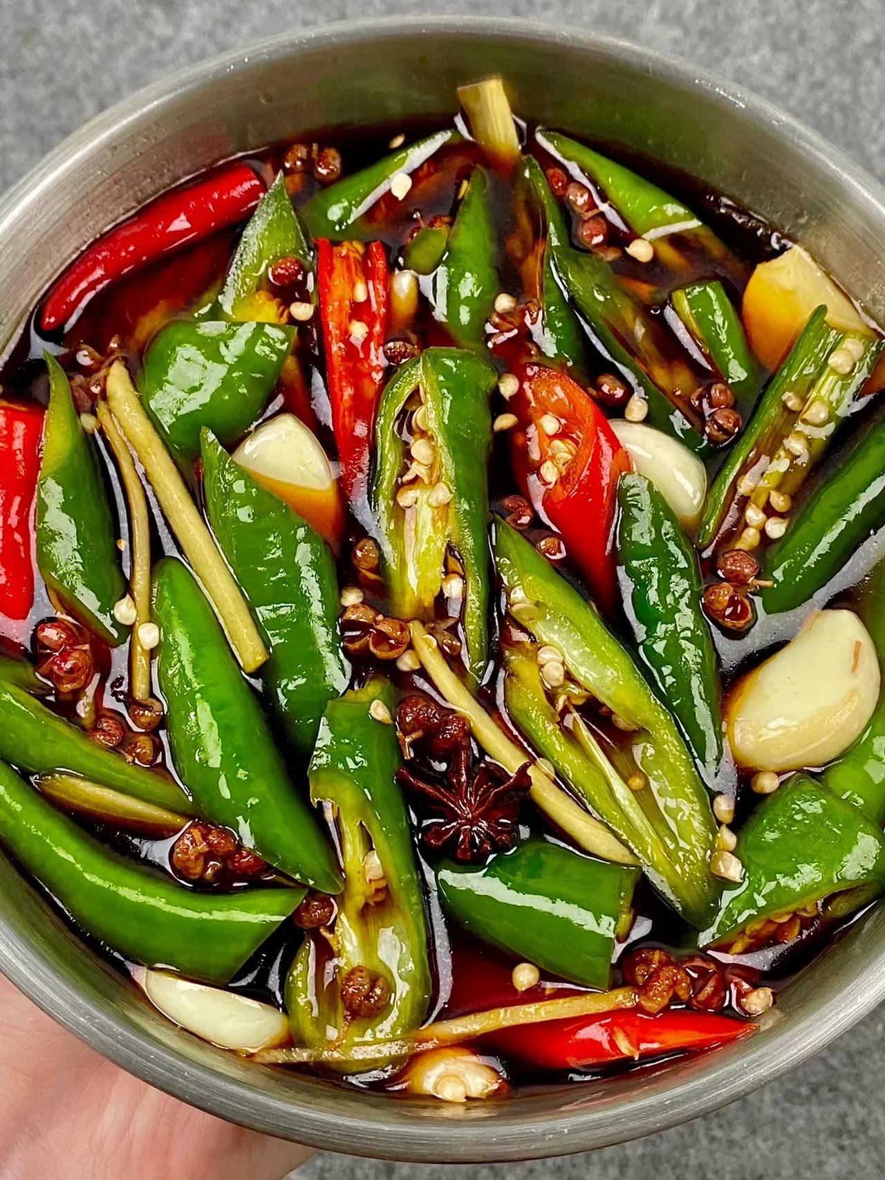 我妈说当年就靠这道菜一次拿下我爸了！！|||对于我爸这种无辣不欢的人来说，这道腌