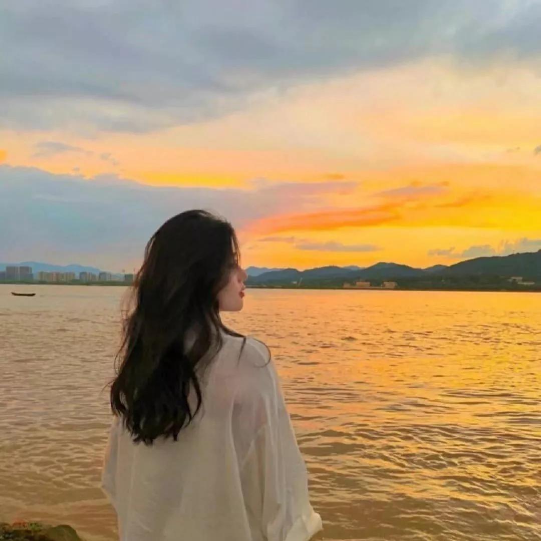 今年过年，我打算买四个碗，四双筷子，四平八稳嘛。三口人每人买一双红袜子，踩小人那