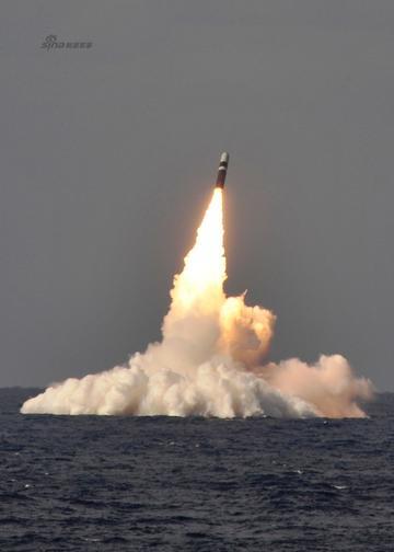 中国海军7月6日中午成功试射一枚携带训练模拟弹头的潜射战略导弹，军事专家分析其型