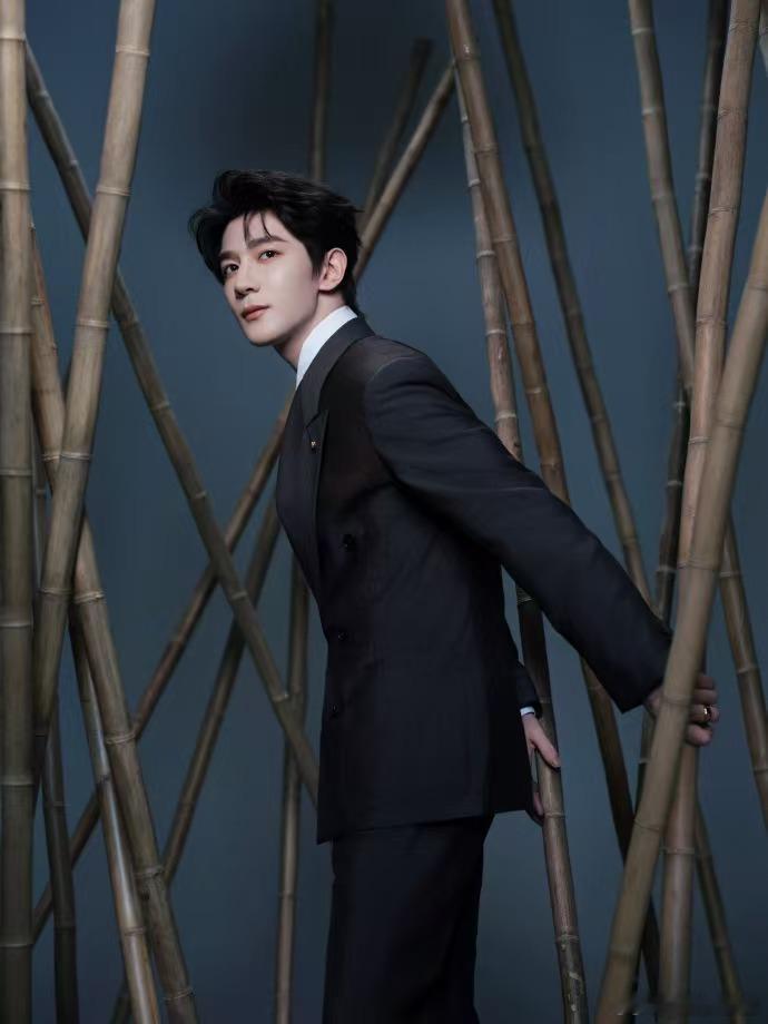 夏之光眼神好强的压迫感剪裁利落的笔挺西装衬得夏之光身姿挺拔，矜贵气场浑然天成，抬