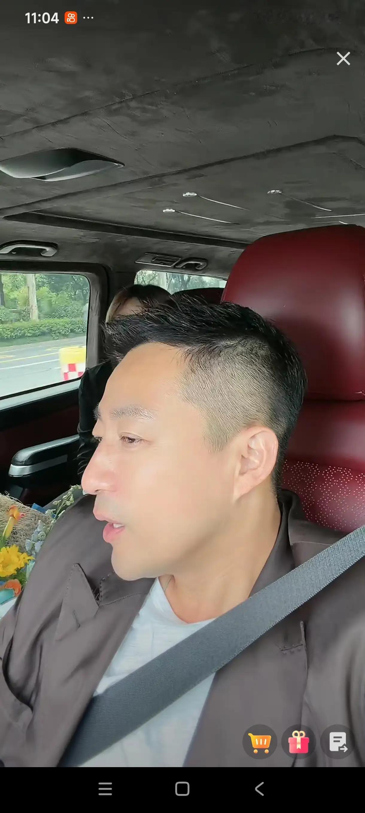 小菲今日抵达安徽六安，
麻六记在安徽六安新开了一家门店。汪小菲如同母亲张兰一般，