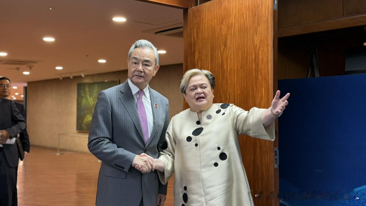 仁爱礁刚出完事，所有人都以为中菲外长这顿见面会剑拔弩张。结果王毅入座前来了一句玩