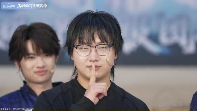 fly向鱼合照翻看Fly向鱼同框画面，牛牛家族成员齐聚，这样的组合搭配很有新意！