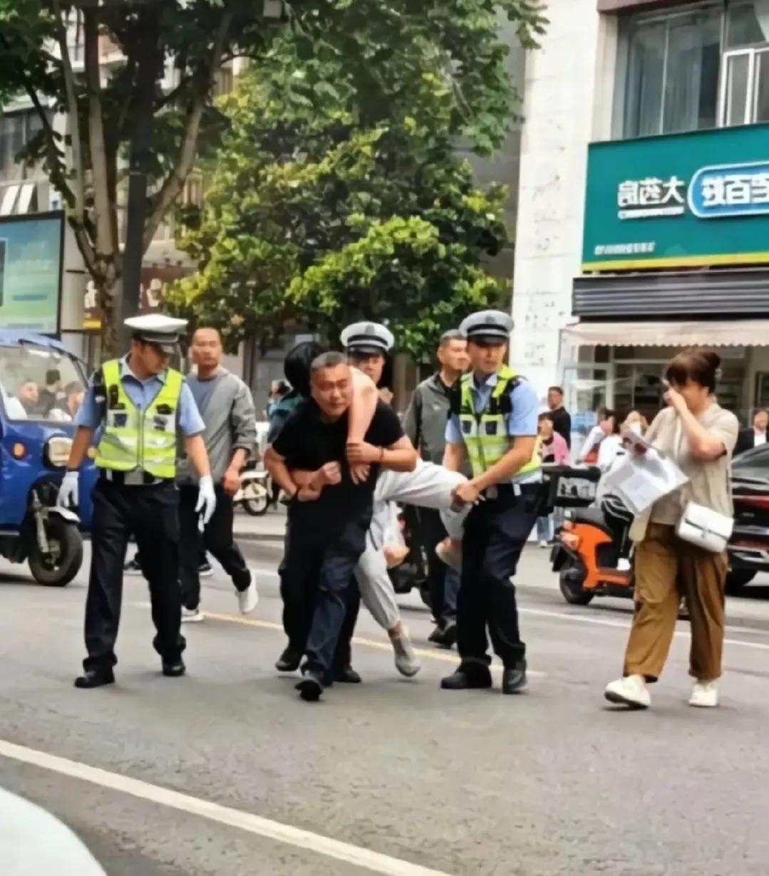 这样的考试还有意义吗？高考首日，有网友发布视频显示一名考生因为怯场走不动路，父亲
