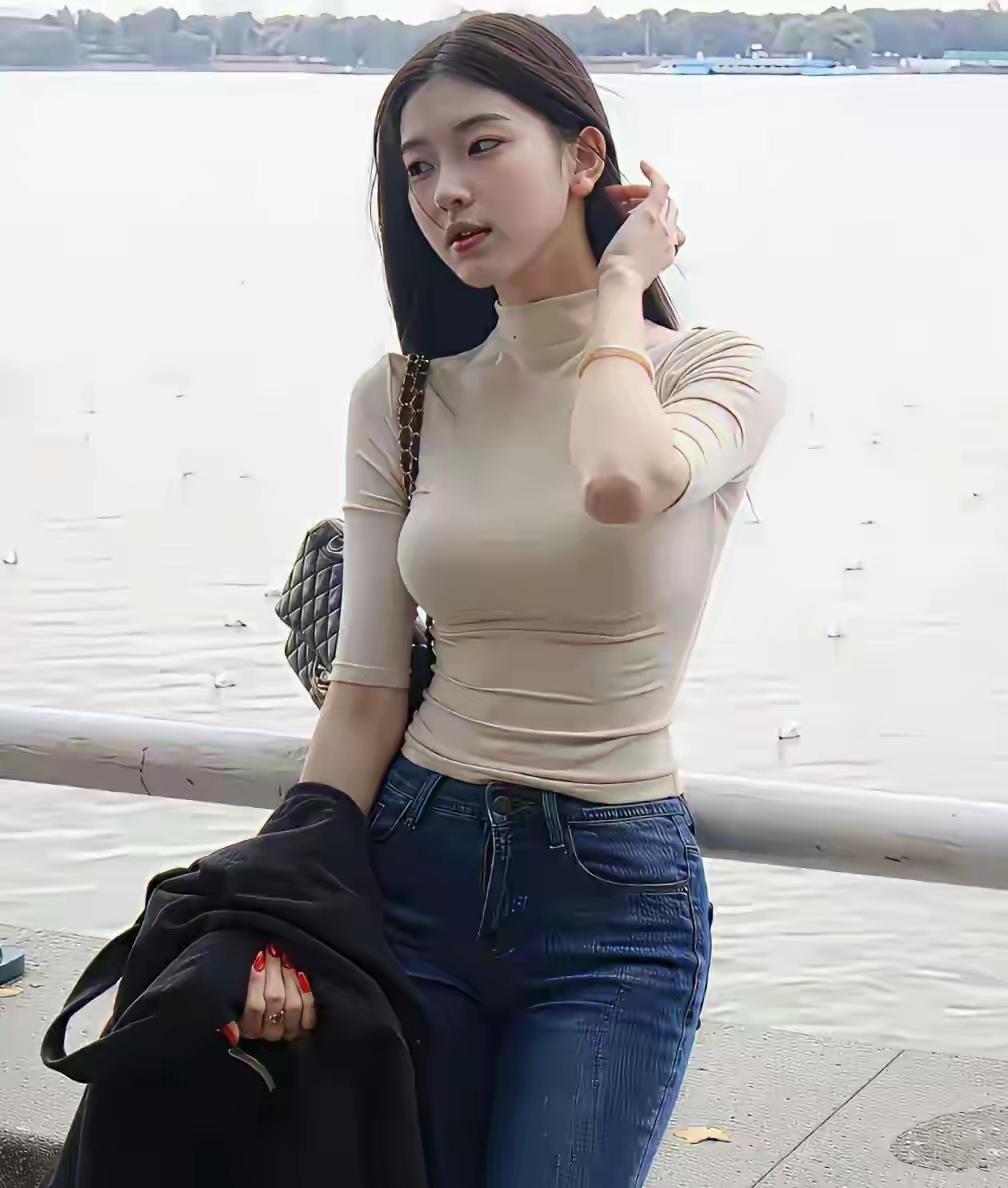 湖畔轻抚发，风中思旧情。