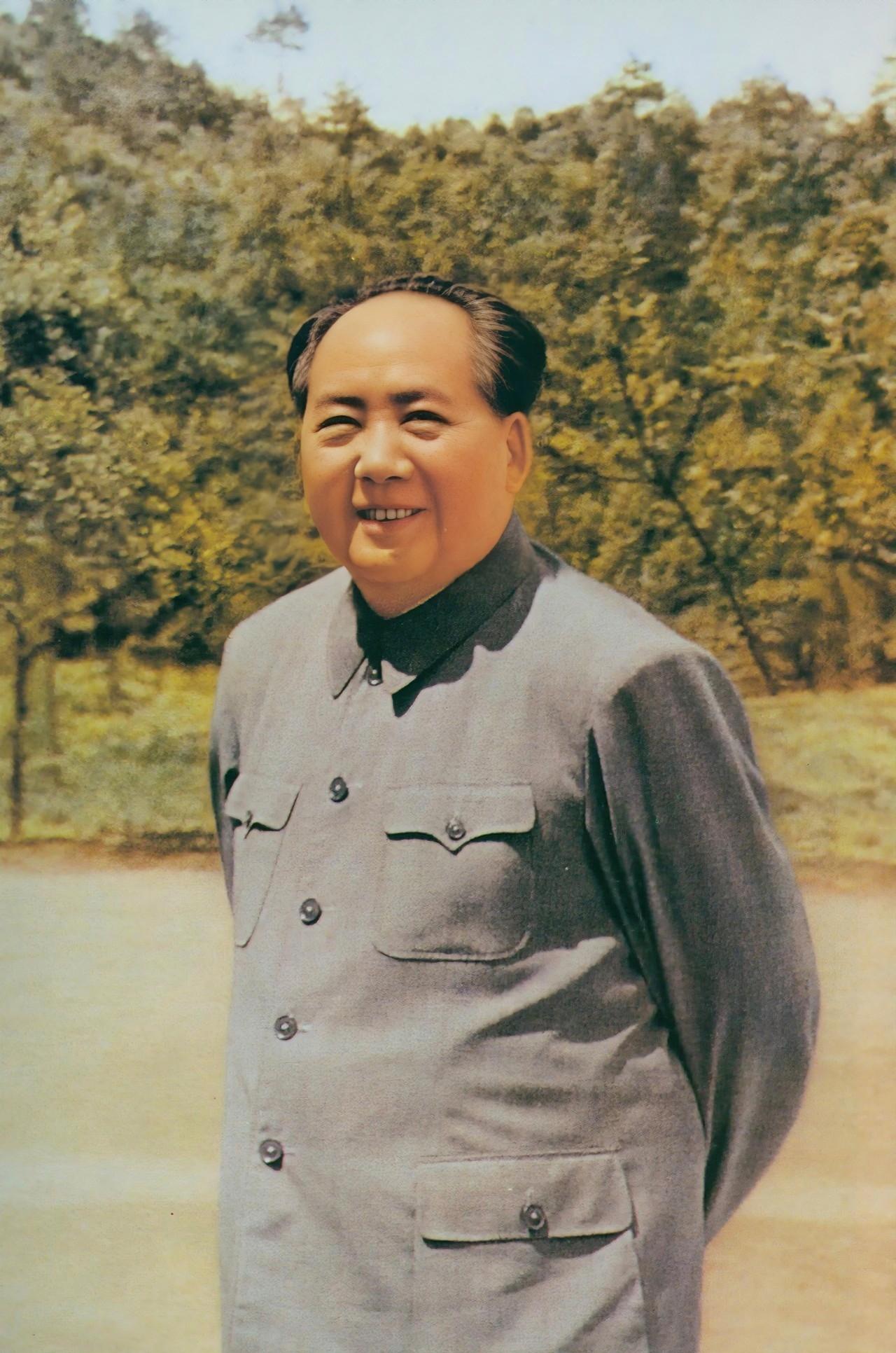 毛主席重庆归来突然病倒，怀疑有人做手脚，苏联医生看后吐出四字。重庆谈判期间，毛主