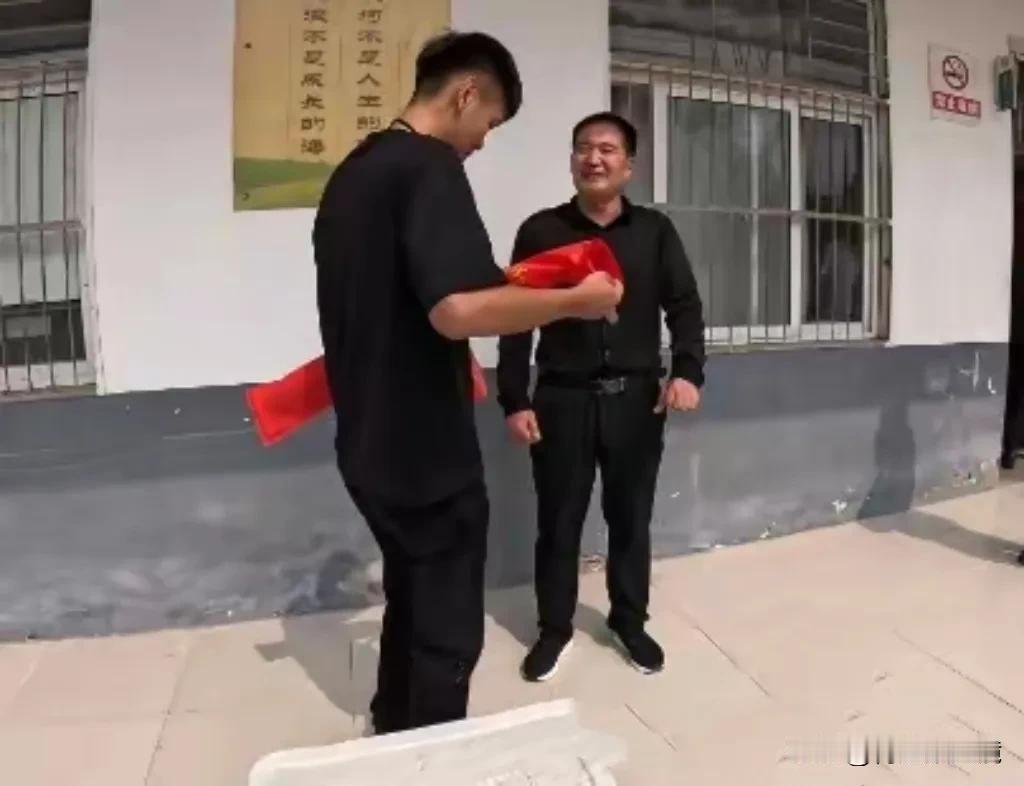 阜阳汉堡店老板遗失苹果手机，热心教师拾金不昧获赞誉

近日，在阜阳市颍州区发生了