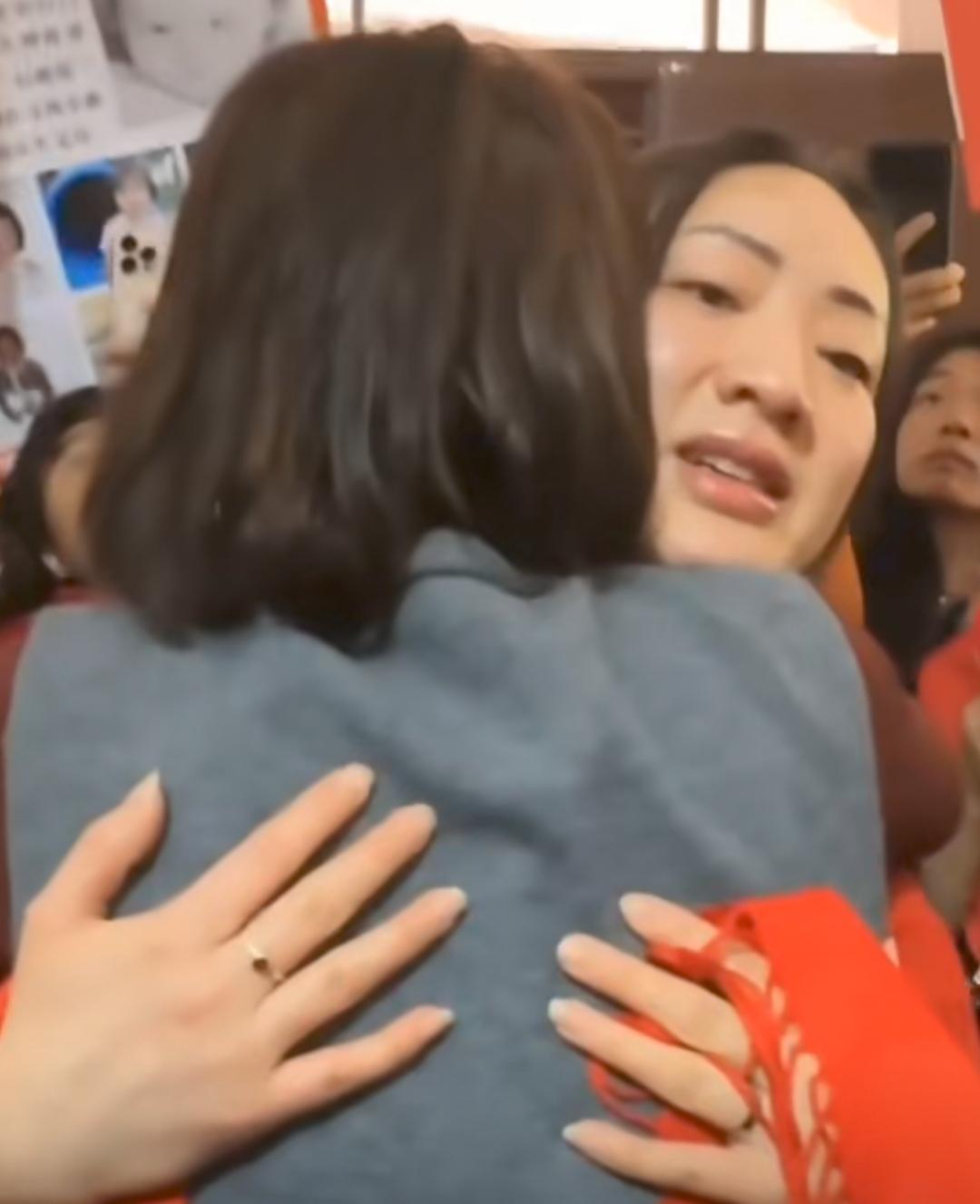 洪杨丽漂泊荷兰28年，如今终于回国与亲生母亲拥抱在一起！

她的父亲表示，网上那