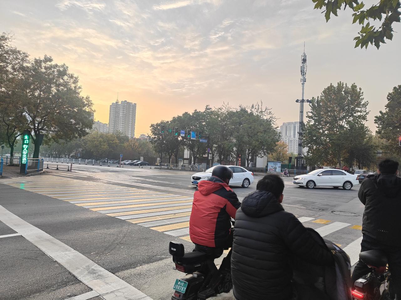 清晨的河北邢台有很多很多的正在上班路上的行人，虽然时间很早，但是大家都已经跨上了